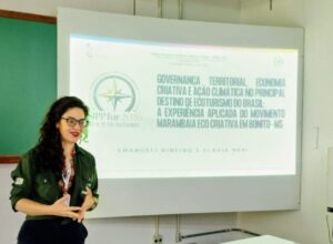 A turismóloga Emanueli Ribeiro apresentação artigo científico Governança Territorial, Economia Criativa e Ação Climática no Principal Destino de Ecoturismo do Brasil.
