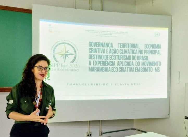 A turismóloga Emanueli Ribeiro apresentação artigo científico Governança Territorial, Economia Criativa e Ação Climática no Principal Destino de Ecoturismo do Brasil.